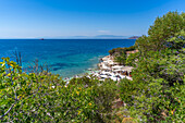 Blick auf die Küste bei der Kirche der Heiligen Apostel in Thassos-Stadt, Thassos, Ägäisches Meer, Griechische Inseln, Griechenland, Europa