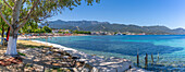 Blick auf Strand und Meer in Thassos-Stadt, Thassos, Ägäisches Meer, Griechische Inseln, Griechenland, Europa