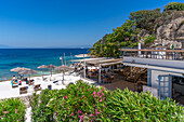 Blick auf Strandbar und Meer in Thassos-Stadt, Thassos, Ägäisches Meer, Griechische Inseln, Griechenland, Europa