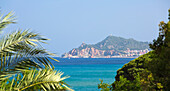 Blick über das türkisfarbene Meer nach Arbatax und Capo Bellavista, Santa Maria Navarrese, Baunei, Nuoro, Sardinien, Italien, Mittelmeer, Europa