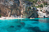 Das klare türkisfarbene Wasser der Cala Mariolu, Golf von Orosei Nationalpark, Santa Maria Navarrese, Baunei, Nuoro, Sardinien, Italien, Mittelmeer, Europa