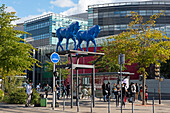 Das Blaue Pferd des Künstlers Assan Smati, mit Blick auf die Straßenbahnlinie zwischen dem Bahnhof und dem Ilot Poste-Weiss, Architekten ECDM, Stadtteil Chateaucreux, Saint-Etienne, Departement Loire, Region Auvergne-Rhone-Alpes, Frankreich, Europa