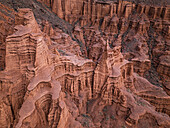 Drohnenansicht der Kok-Moinok-Schlucht, einer Lehm-Sand-Struktur, die sich an den Hängen trockener, von Wasserläufen durchzogener Berge bildet, Kirgisistan, Zentralasien, Asien