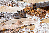 Haufen von abgebautem Salz in den Maras-Salzmarschterrassen, Salinas de Maras, Region Cuzco, Peru, Südamerika