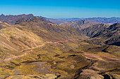 Pfad, der durch das Tal zum Regenbogenberg führt, Uchullujllo, Bezirk Pitumarca, Provinz Canchis, Region Cuzco, Peru, Südamerika