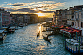 Blick von der Rialto-Brücke mit bunten Häusern und dem Canal Grande mit traditionellen Gondelbooten bei Sonnenuntergang, Venedig, UNESCO-Weltkulturerbe, Veneto, Italien, Europa