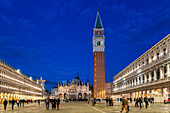 Markusplatz mit Basilika und Kirchturm bei Nacht beleuchtet, Venedig, UNESCO-Weltkulturerbe, Venetien, Italien, Europa