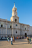 Menschen vor der Basilika Kathedrale von Arequipa, UNESCO, Arequipa, Provinz Arequipa, Region Arequipa, Peru, Südamerika