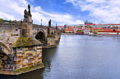 Charles Bridge, Old Town Bridge Tower, Medieval stone arched bridge over the Vltava River and the Castle with the Cathedral, UNESCO World Heritage Site, Prague, Bohemia, Czech Republic (Czechia), Europe