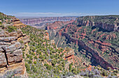 Blick auf die Klippen vom Naji Point am North Rim des Grand Canyon, mit Cape Final in der Ferne, Grand Canyon National Park, UNESCO-Weltkulturerbe, Arizona, Vereinigte Staaten von Amerika, Nordamerika