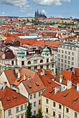 Blick aus der Luft über die roten Dächer von Prag, die Burg und die Kathedrale, UNESCO-Weltkulturerbe, Prag, Böhmen, Tschechische Republik (Tschechien), Europa