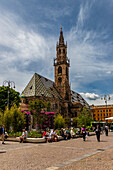 Tourists in Piazza Walther with the Duomo in the background, Bolzano, Sudtirol, Italy, Europe