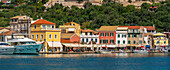 Blick auf Boote und bunte Gebäude im Hafen von Gaios Stadt, Paxos, Ionisches Meer, Griechische Inseln, Griechenland, Europa