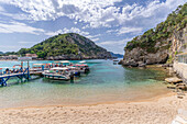 Blick auf den Strand von Agios Spiridon in Palaiokastritsa, Palaiokastritsa, Korfu, Ionisches Meer, Griechische Inseln, Griechenland, Europa