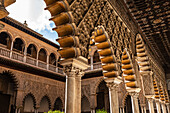 Patio de las Doncellas (Hof der Jungfrauen) mit arabeskem Mudéjar-Stuck, Alcazar von Sevilla, UNESCO-Weltkulturerbe, Sevilla, Andalusien, Spanien, Europa