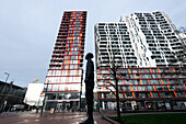 Ongebroken Verzet, Hubert van Lith Statue vor moderner Architektur, Rotterdam, Niederlande, Europa