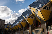 Cube Houses, leuchtend gelbe, einzigartige Würfelarchitektur vor blauem Himmel, Rotterdam, Niederlande, Europa