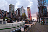 Roter Apfel und Terrassenturm von Rotterdam im Hafen Gracht von Blaak Rotterdam Wijnhaven, Rotterdam, Die Niederlande, Europa