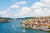 Blick auf das historische Zentrum von Porto und den Fluss Duoro, der zu seiner Mündung in den Atlantischen Ozean fließt, Porto, Norte, Portugal, Europa