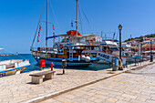 Blick auf Boote im Hafen von Gaios Stadt, Paxos, Ionisches Meer, Griechische Inseln, Griechenland, Europa