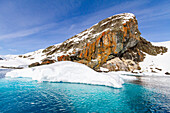 Blick auf ruhige See und sich spiegelnde Berge in der Paradise Bay auf der Westseite der Antarktischen Halbinsel, Polarregionen