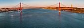 Panoramablick auf die Brücke des 25. April über den Tejo, Lissabon, Portugal, Europa