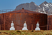 Blick auf den Friedhof der verlassenen Walfangstation in der Stromness Bay auf Südgeorgien im Südlichen Ozean, Polargebiete