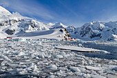 Blick auf die argentinische Basis Almirante Brown, benannt nach Guillermo Brown von der argentinischen Marine, Paradise Bay, Antarktis, Polargebiete