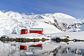 Blick auf die argentinische Basis Almirante Brown, benannt nach Guillermo Brown von der argentinischen Marine, Paradise Bay, Antarktis, Polargebiete