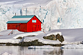 Blick auf die argentinische Basis Almirante Brown, benannt nach Guillermo Brown von der argentinischen Marine, Paradise Bay, Antarktis, Polargebiete