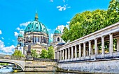 Berliner Dom, 1905 im Barockstil fertiggestellt, evangelische Kirche, im 2. Weltkrieg beschädigt, zwischen 1975 und 1993 wiederhergestellt, von der Spree aus gesehen, Berlin, Deutschland, Europa