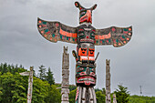 Totempfähle auf dem Friedhof des First Nations Kwakwaka'wakw-Volkes in Alert Bay, British Columbia, Kanada, Nordamerika