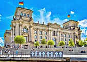 Das Reichstagsgebäude, Sitz des deutschen Parlaments, 1894 fertiggestellt, 1933 und im Zweiten Weltkrieg beschädigt, in den 1960er Jahren restauriert, Berlin, Deutschland, Europa