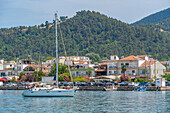 Blick auf Gebäude und den Hafen in Thassos-Stadt, Thassos, Ägäisches Meer, Griechische Inseln, Griechenland, Europa