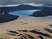 Luftaufnahme einer Drohne des Sees Skyggnisvtn in der Region Landmannalaugar an einem Sommertag, Island, Polarregionen