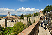 Spazierweg auf den Stadtmauern der Altstadt von Girona, Katalonien, Spanien, Europa