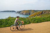 Fahrradtour entlang der Küste der Grand Greve Bay bei La Coupee, Insel Sark, Vogtei Guernsey, Britische Kronkolonie, Ärmelkanal, Europa