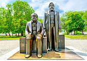 Bronzeskulptur von Ludwig Engelhardt mit Marx links und Engels im Marx-Engels-Forum, einem von den ehemaligen DDR-Behörden angelegten Park, Berlin-Mitte, Deutschland, Europa