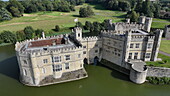 Luftaufnahme von Leeds Castle und Graben, südöstlich von Maidstone, Kent, England, Vereinigtes Königreich, Europa