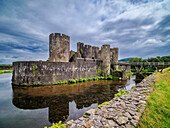 Caerphilly Castle and Moat, Caerphilly, Gwent, Wales, Vereinigtes Königreich, Europa