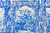 Blaue Kacheln (Azulejos) an der Außenseite der Kapelle Santa Catarina (Kapelle der Seelen), UNESCO-Welterbe, Porto, Norte, Portugal, Europa