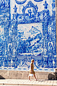 Blaue Kacheln (Azulejos) an der Außenseite der Kapelle Santa Catarina (Kapelle der Seelen), UNESCO-Welterbe, Porto, Norte, Portugal, Europa