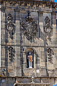 Monumental Fountain (Fonte da Ribeira) with St. John the Baptist Statue on Ribeira Square, UNESCO World Heritage Site, Porto, Norte, Portugal, Europe