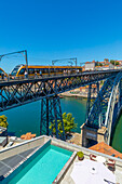 Zug über die Dom-Luis-Brücke, UNESCO-Welterbe, Porto, Norte, Portugal, Europa