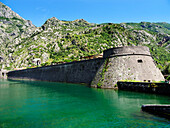 Fluss Scurda und Stadtmauern, Kotor, UNESCO-Welterbe, Montenegro, Europa