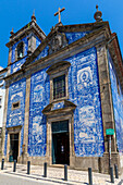 Blaue Kacheln (Azulejos) an der Außenseite der Kapelle Santa Catarina (Kapelle der Seelen), UNESCO-Welterbestätte, Porto, Norte, Portugal, Europa