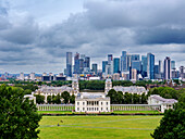 Blick über den Greenwich Park in Richtung Queen's House, Old Royal Naval College, UNESCO-Weltkulturerbe, und Canary Wharf, Greenwich, London, England, Vereinigtes Königreich, Europa