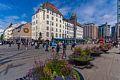 Blick auf Sommerblumen und Architektur in Jernbanetorget, Oslo, Norwegen, Skandinavien, Europa