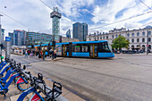 Blick auf die Straßenbahn und das Ruter Help Center in Jernbanetorget, Oslo, Norwegen, Skandinavien, Europa