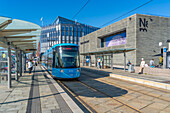 Blick auf die Straßenbahn und das Nationalmuseum, Oslo, Norwegen, Skandinavien, Europa